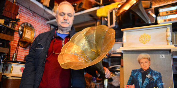 'Nostalji doktoru' 40 yıldır eski radyolarla gramofonları tamir ediyor