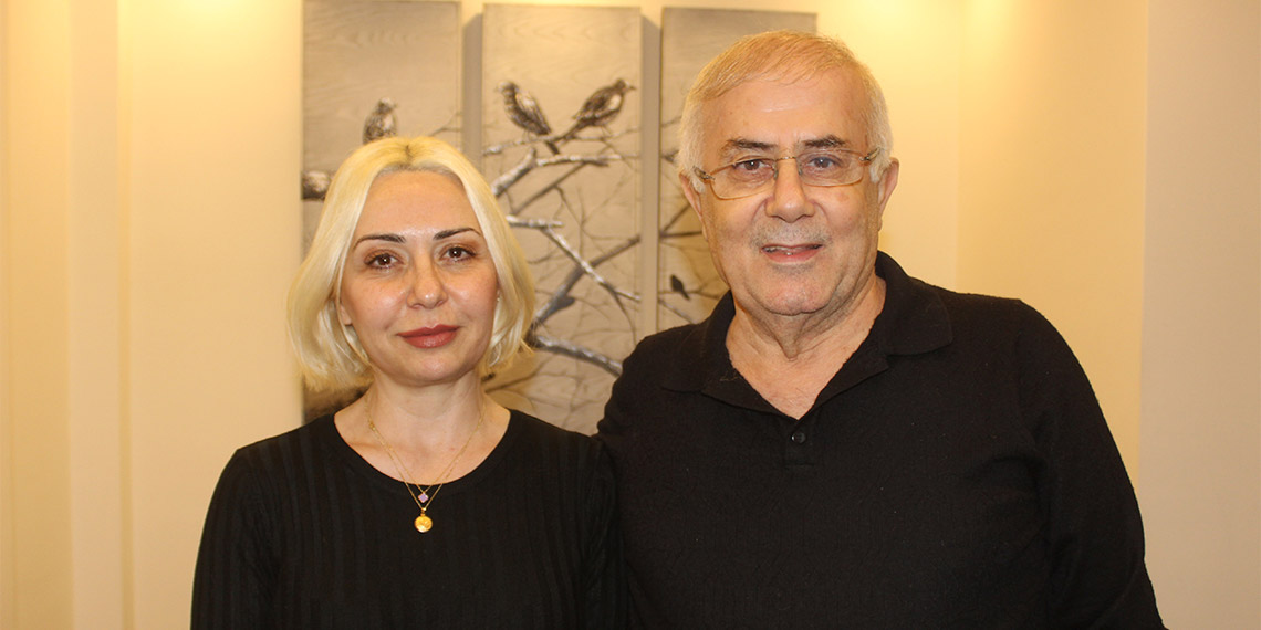 İstanbul Devlet Opera ve Balesi'nde solist sanatçı Aslı Ayan, bir arkadaşının yönlendirmesiyle tanıştığı H.A.G.'nin, bakması için kendisine verdiği Pomeranian cinsi 'Lui' adlı köpeği sahiplendi.