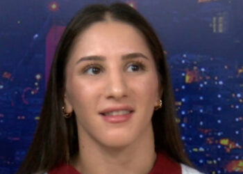 Zeynep'in finalde hakemin elini havaya kaldırırken göreceğiz
