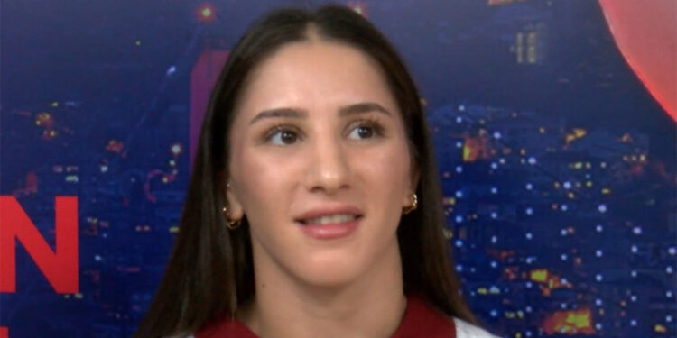 Zeynep'in finalde hakemin elini havaya kaldırırken göreceğiz