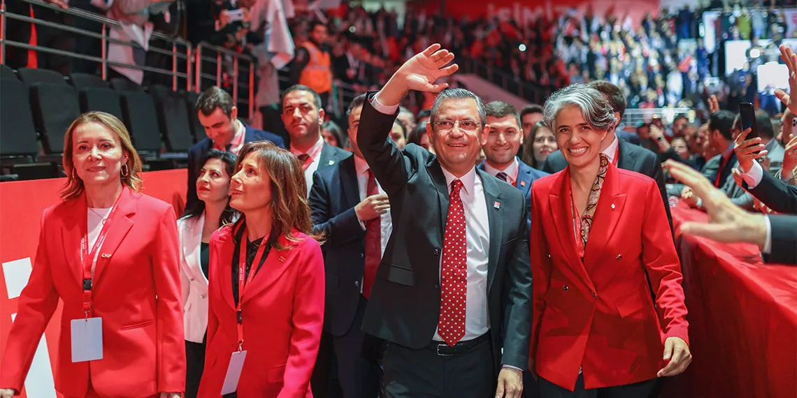 Chp genel başkanı özgür özel, "adaylarımızı belirlerken seçmenimizi dinledik, örgütümüzü dinledik, aday adaylarımızı dinledik. Sokağın sesine kulak verdik, kanaat önderleriyle görüştük, 3 bin anket ve 3 bin araştırma yaptırdık" dedi.