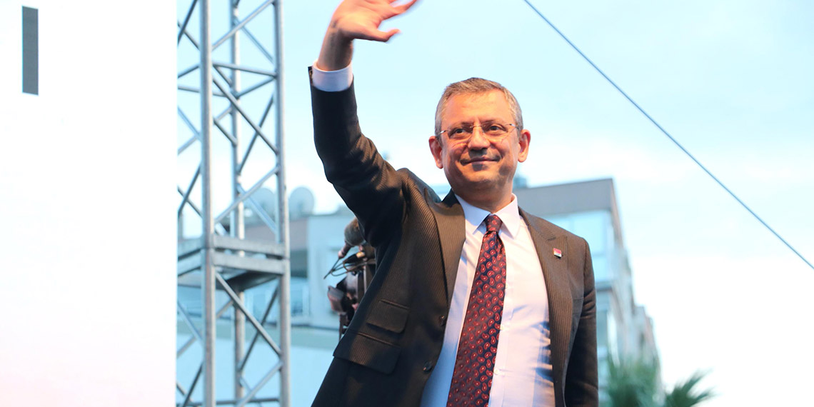 İzmir'deki iyi yönetim Türkiye'ye örnek olacak diyen Cumhuriyet Halk Partisi Genel Başkanı Özgür Özel, "Siyasetteki kadın devrimini sizlere emanet etmeye geldim" dedi.