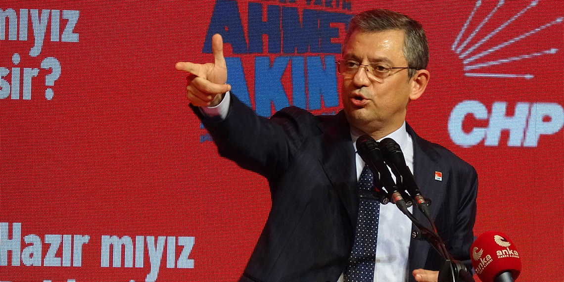 CHP Genel Başkanı Özgür Özel, "Kimse Cumhuriyet Halk Partililere milliyetçilik dersi vermeye kalkmasın. Cumhuriyet Halk Partisi Türkiye'dir, Türkiye sevdalılarının ay yıldızlı al bayrağı kendine bayrak bilenlerin, onun uğrunda ölenlerin partisidir" dedi.
