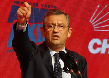 Özgür Özel, tren kazası davasının karar duruşmasında aileler ile bir araya geldi