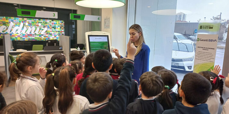 Öğrenciler, Garanti BBVA'nın şubelerini ziyaret etti