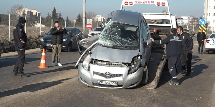 Öğretim üyesi ve kızı trafik kazasında hayatını kaybetti