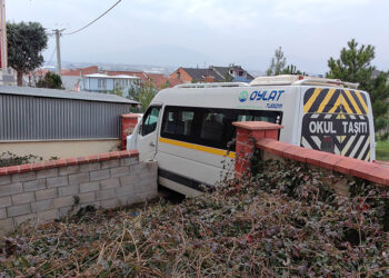 Okul servisi ile hafif ticari araç çarpıştı; 7 yaralı
