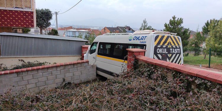 Okul servisi ile hafif ticari araç çarpıştı; 7 yaralı