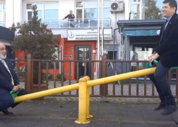 Ordu'da parkta karşılan başkan adayları tahterevalliye bindi
