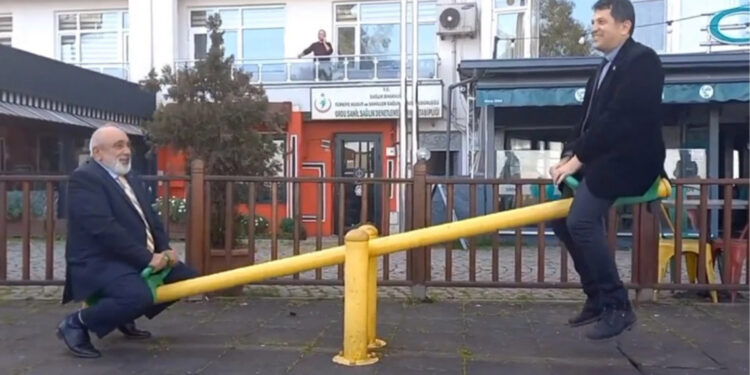 Ordu'da parkta karşılan başkan adayları tahterevalliye bindi