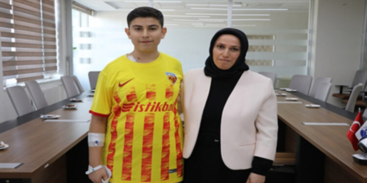 Organ nakli bekleyen oğluna böbreğini bağışladı