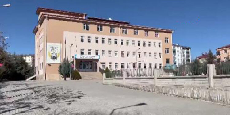 Ortaokul öğrencisi tartıştığı arkadaşını bıçakladı