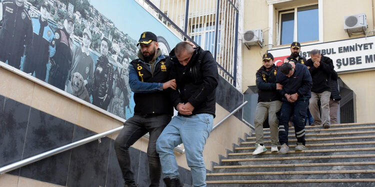 Oto hırsızlığı şebekesine polis operasyonu