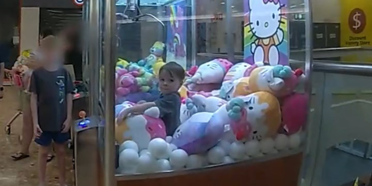 Oyuncak makinesinin içinde mahsur kalan çocuk kurtarıldı