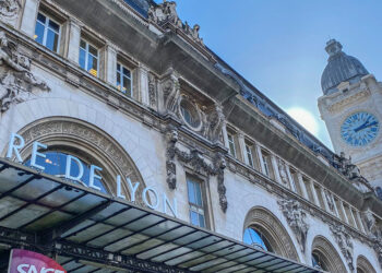 Paris'te tren garında bıçaklı saldırı: 3 yaralı