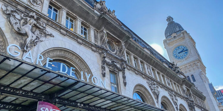 Paris'te tren garında bıçaklı saldırı: 3 yaralı