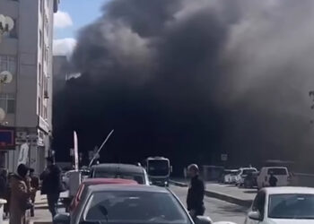 Pendik'te boş dükkanda çıkan yangın söndürüldü