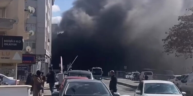 Pendik'te boş dükkanda çıkan yangın söndürüldü