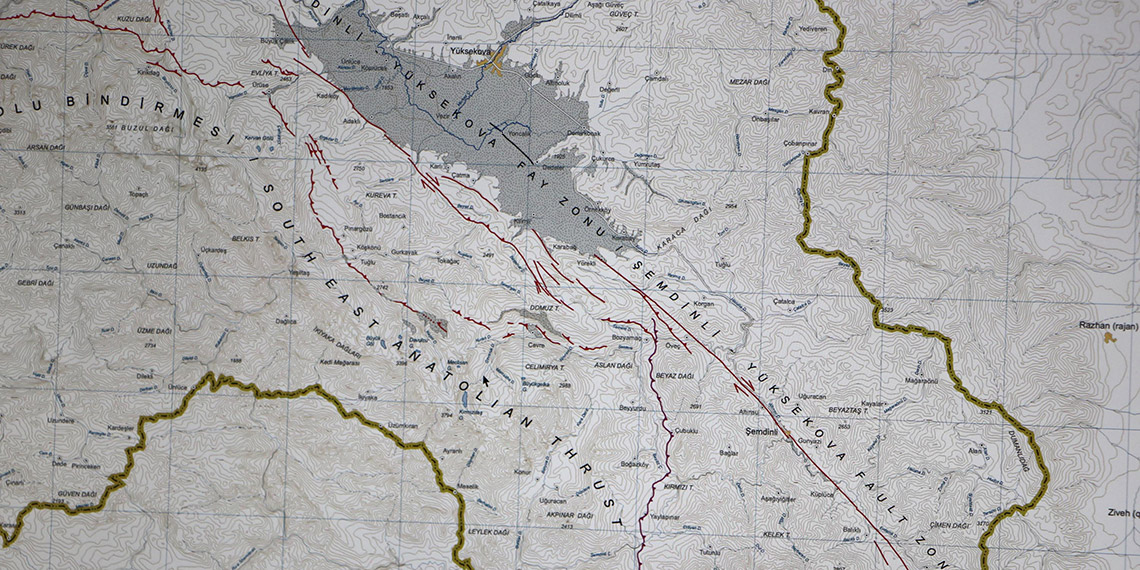 Van Yüzüncü Yıl Üniversitesi (Van YYÜ), Afet Yönetimi ve Deprem Uygulama ve Araştırma Merkezi Müdürü Prof. Dr. Azad Sağlam Selçuk, Yüksekova depremlerine dikkat çekerek "Bölgede kuzey-güney yönlü bir sıkışma var" dedi.