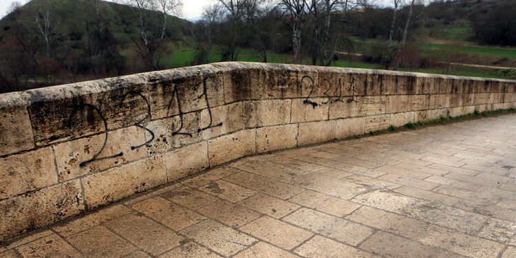Profesörden tarihi eserlerin üzerine mesaj yazanlara tepki
