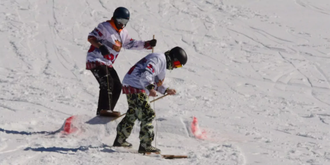 Rize’nin i̇kizdere ilçesine bağlı meşeköy köyünde geleneksel olarak düzenlenen pertranboard kayak yarışı, bu yıl da yoğun ilgi gördü. Köylüler, tasarladıkları tahtalarla karla kaplı yamaçtan kaydı.