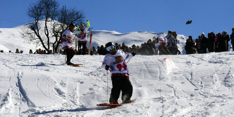 Rize'de Pertranboard kayak yarışı