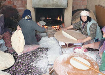 Ramazan ayı öncesi kadınlardan imece usulü yufka