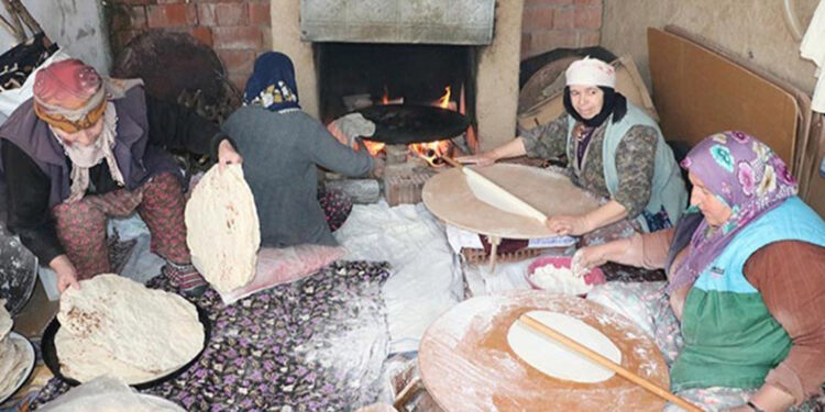 Ramazan ayı öncesi kadınlardan imece usulü yufka