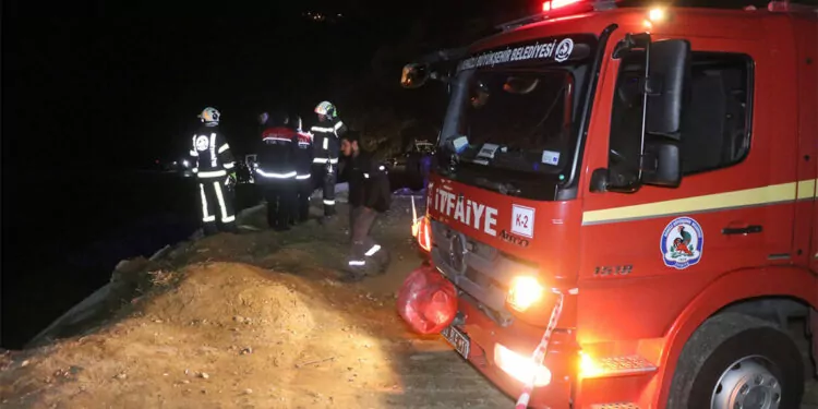 15 metreden şarampole uçan minibüsün sürücüsü yaşamını yitirdi