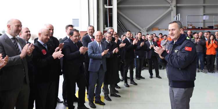 Haluk Görgün, KAAN'ın pilotları ve proje ekibiyle buluştu