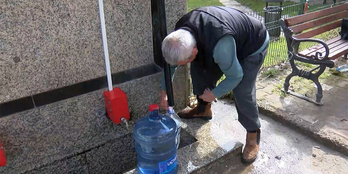 Şile Yeşilvadi'de bulunan hayrattan bidonlarca su alınması üzerine köylüler kartlı ve şifreli sisteme geçildi. Köylülere muhtarlıkça kartı dağıtıldı.