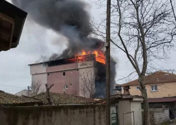 Silivri'de 3 katlı binanın çatısı alev alev yandı