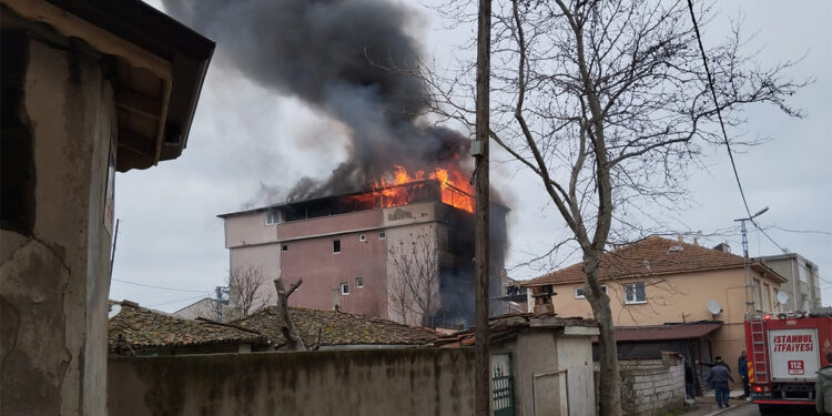 Silivri'de 3 katlı binanın çatısı alev alev yandı