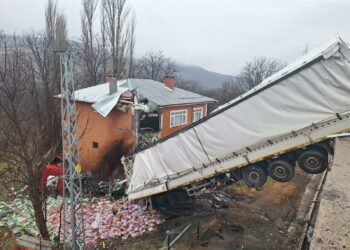 Sivas'ta evin üzerine TIR uçtu