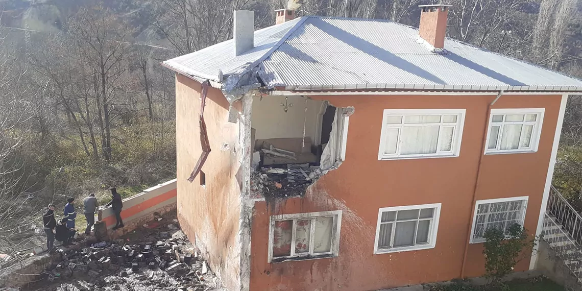 Sivas'ın koyulhisar ilçesinde evin üzerine tir uçtu sürücü yaralandı. Aynı evin üzerine 45 gün önce de bir kamyon uçmuş, sürücüsü yaralanmıştı.