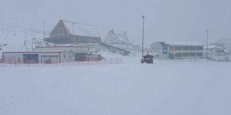 Sivas'ta Yıldız Dağı'na kar yağdı