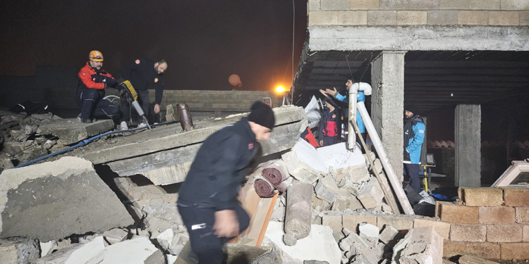 Şanlıurfa'da orta hasarlı ev çöktü: 2 ölü, 8 yaralı