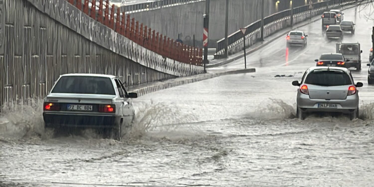 Şanlıurfa'da sağanak ve dolu
