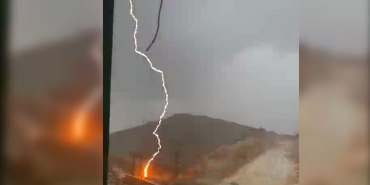 Şanlıurfa'da yıldırım düşme anı kamerada