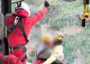 Sarp yamaçta mahsur kalan dağcı helikopterle kurtarıldı
