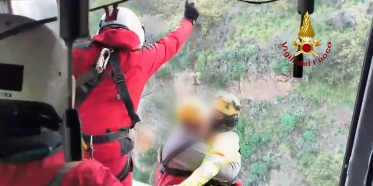 Sarp yamaçta mahsur kalan dağcı helikopterle kurtarıldı