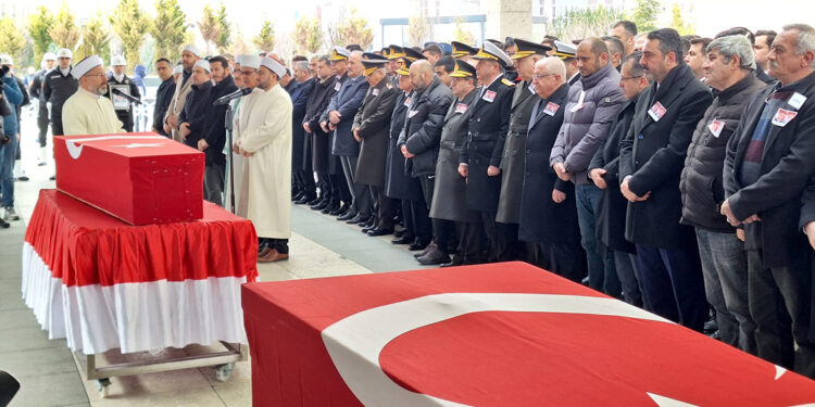 Şehit pilotlar, son yolculuklarına uğurlandı