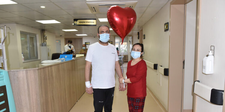 Sevgililer Günü'nde eşine böbreğini verdi