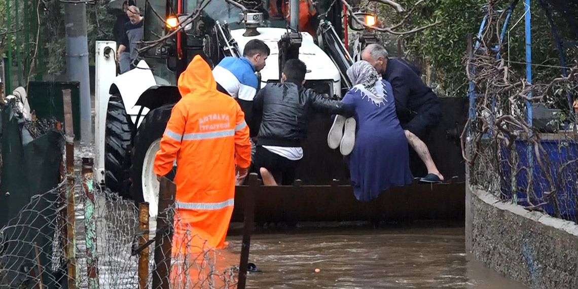 Dün akşam başlayan ve gece etkili olan şiddetli yağış nedeniyle Antalya'da 5 ilçede okullar tatil edildi.