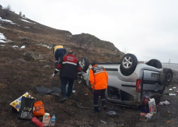 Sivas'ta hafif ticari araç devrildi: 5 yaralı