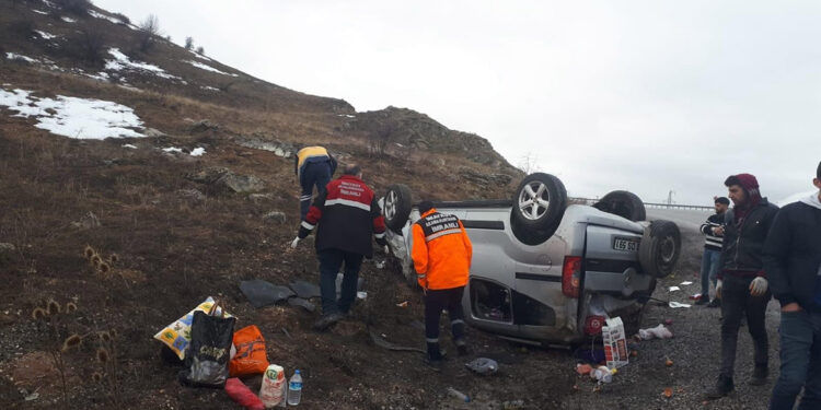 Sivas'ta hafif ticari araç devrildi: 5 yaralı
