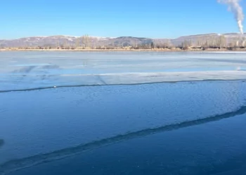 Sivas'ta sıcaklık eksi 10 dereceye düştü, gölet buz tuttu