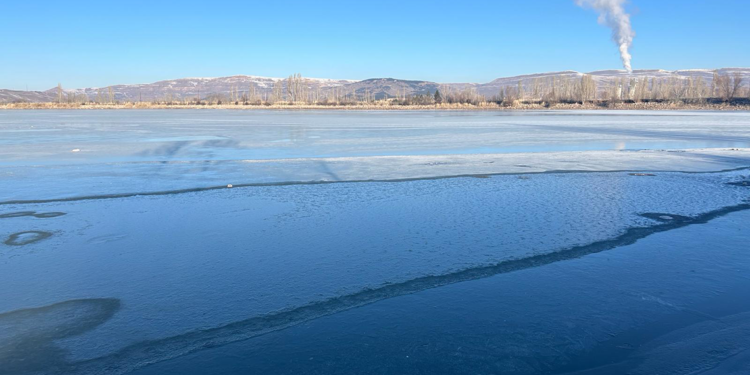 Sivas'ta sıcaklık eksi 10 dereceye düştü, gölet buz tuttu