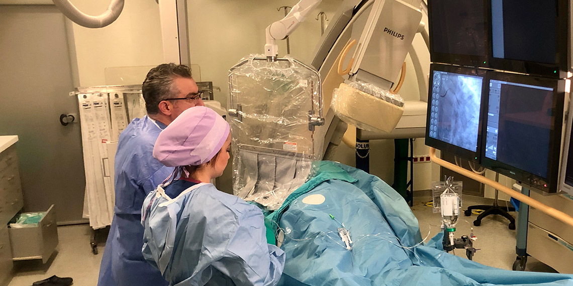 Kardiyoloji Uzmanı Prof. Dr. Olcay Özveren, çene ile göbek arasındaki herhangi bir ağrının kalp krizi habercisi olabileceğini ifade etti. Soğuk havalar ve sabaha karşı saatlere de dikkat çeken Prof. Dr. Özveren, “ Soğuk havalar ve sabaha karşı saatler kalp krizi riskini artırıyor” ifadelerini kullandı.