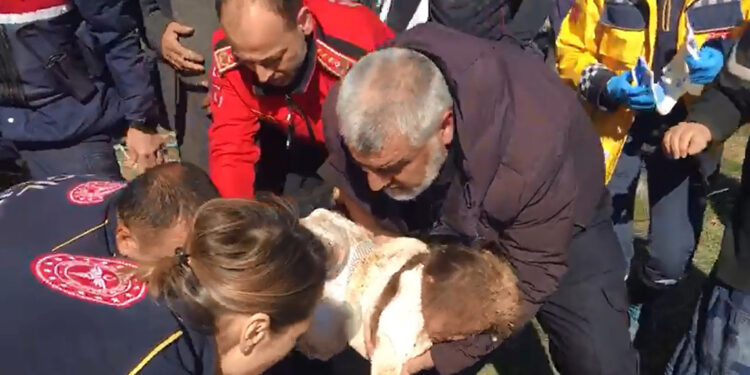 Sondaj kuyusuna düşen Rabia'yı itfaiye kurtardı